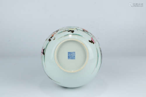 大清乾隆年制 款 粉彩人物故事瓶
A Chinese Famille Rose Figure Painted Porcelain Vase