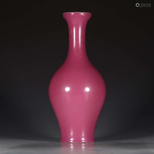 大清雍正年制款 胭脂红橄榄瓶A Chinese Carmine Porcelain Vase