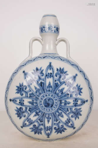 明永乐宝相花抱月瓶A Chinese Floral Porcelain Vase