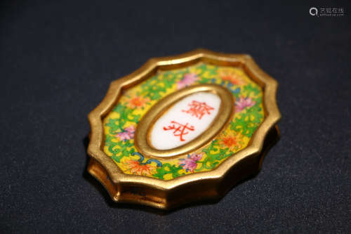 铜胎珐琅彩瓷斋戒牌
A Chinese Copper Padding Enamel Pendant