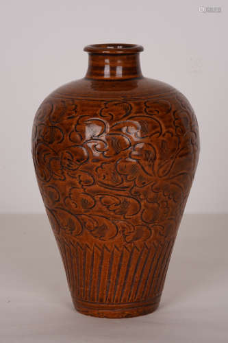 宋代赣州窑画花黄釉梅瓶A Chinese Ganzhou Kiln Floral Yellow Glazed Porcelain Vase