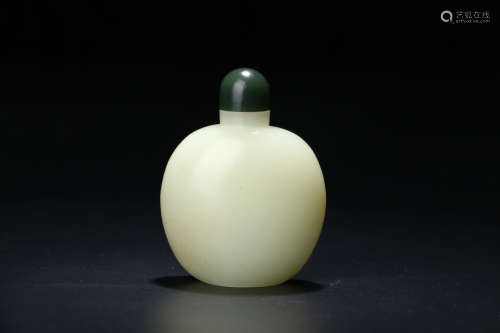 和田玉鼻烟壶
A Chinese Hetian Jade Snuff Bottle