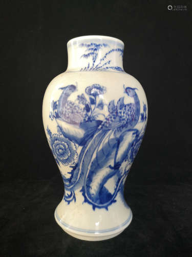 A Chinese Blue and White Floral Porcelain Vase