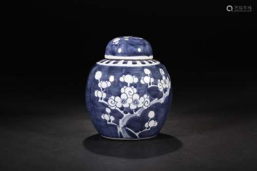 A Chinese Blue and White Floral Porcelain Jar