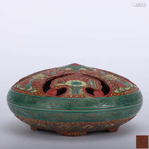 A Chinese Floral Porcelain Box with Cover