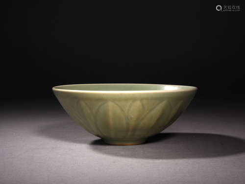 A Chinese Longquan Lotus petals Porcelain Bowl