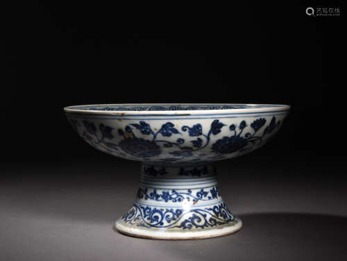 A Chinese Blue and White Floral Porcelain Standing Plate