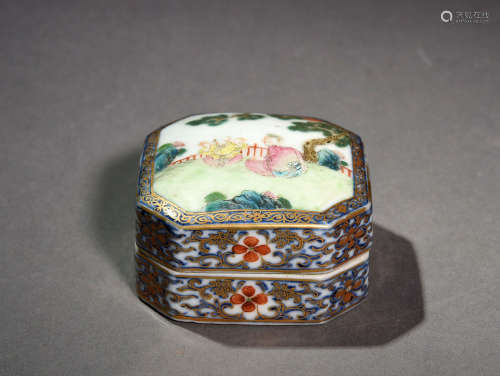 A Chinese Blue and White Floral Porcelain Seal Box
