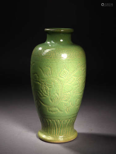 A Chinese Longquan Kiln Porcelain Vase