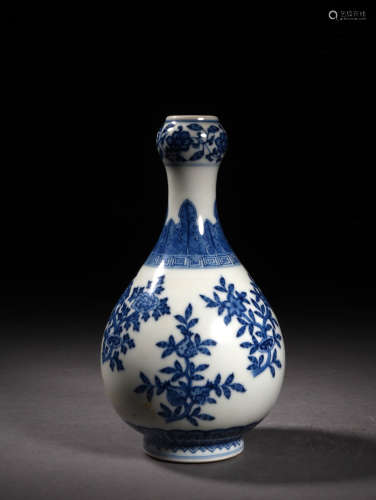 A Chinese Blue and White Floral Porcelain Garlic Bottle