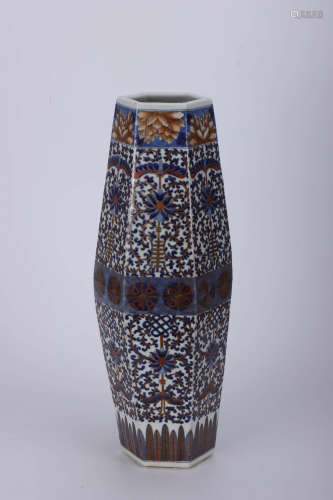 A Chinese Blue and White Floral Porcelain Vase