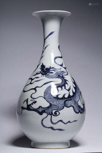 A Chinese Blue and White Dragon Pattern Porcelain Vase