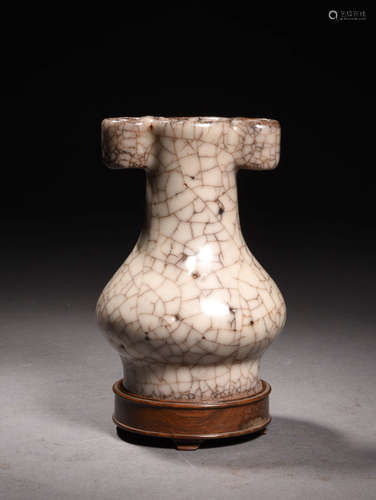 A Chinese Ge Kiln Porcelain Vase