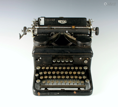 VINTAGE ROYAL TYPEWRITER CIRCA 1930S