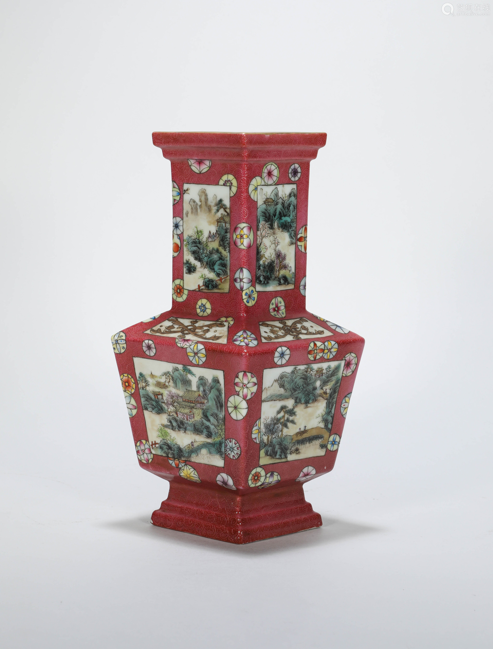 清代粉彩开光四方瓶