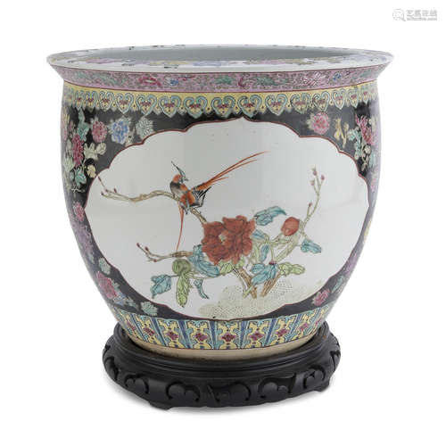 A BIG POLYCHROME ENAMELED CHINESE PORCELAIN CACHEPOT 20TH CENTURY.