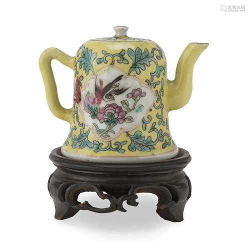 A SMALL CHINESE POLYCHROME ENAMELED TEAPOT 20TH CENTURY.