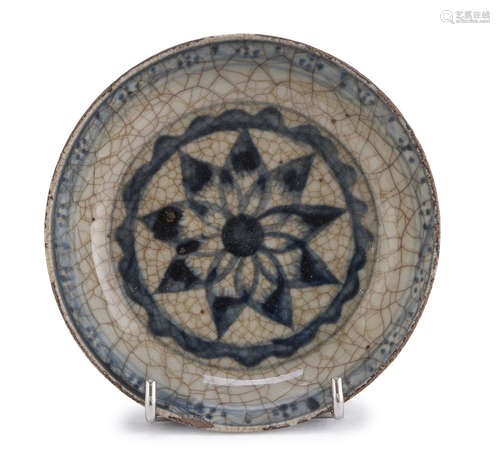 A CHINESE WHITE AND BLUE PORCELAINE DISH. 20TH CENTURY.