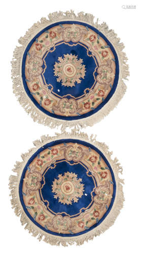 A PAIR OF ROUND CHINESE TIEN-TSIN CARPETS WITH BLUE GROUND MID-20TH CENTURY