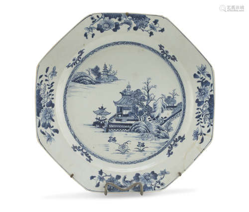 A BIG CHINESE WHITE AND BLUE PORCELAIN DISH 18TH CENTURY