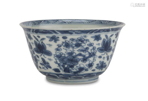 A CHINESE WHITE AND BLUE PORCELAIN CUP 20TH CENTURY