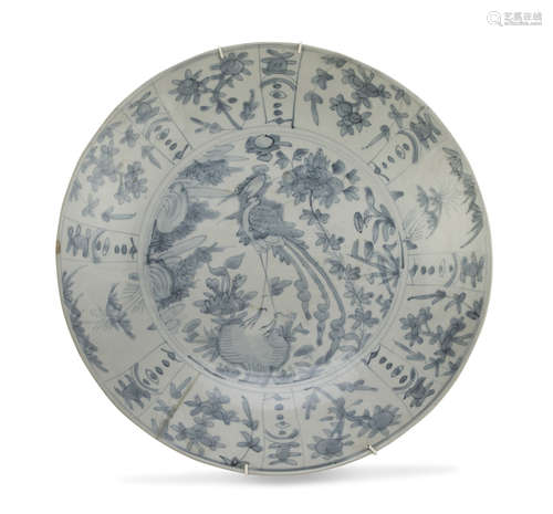 A BIG CHINESE WHITE AND BLUE PORCELAIN DISH 17TH CENTURY.