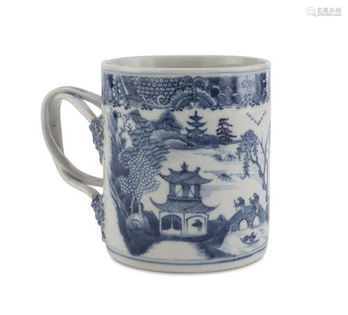 A CHINESE WHITE AND BLU PORCELAIN TANKARD 18TH CENTURY.