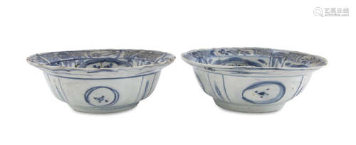 A PAIR OF CHINESE WHITE AND BLUE PORCELAIN BOWLS 17TH CENTURY.