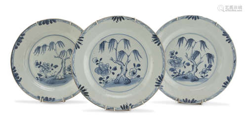 THREE CHINESE WHITE AND BLUE PORCELAIN DISHES LATE 18TH EARLY 19TH CENTURY.