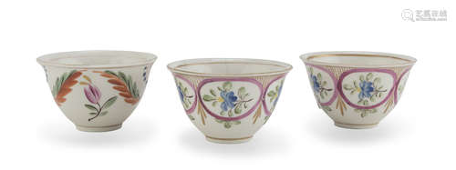 A SET OF THREE CHINESE PORCELAINE CUPS. 18TH CENTURY.