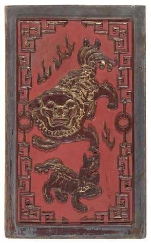 A CHINESE PINK LACQUERED WOOD PANEL FIRST HALF 20TH CENTURY.