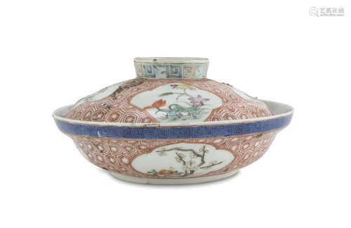 A CHINESE POLYCHROME PORCELAINE SERVING BOWL. FIRST HALF 20TH CENTURY.