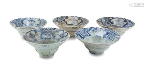 FIVE CHINESE WHITE AND BLUE PORCELAIN BOWLS 20TH CENTURY