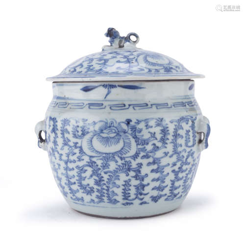 A CHINESE WHITE AND BLUE PORCELAIN TUREEN FIRST HALF 20TH CENTURY.