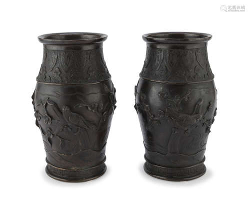 A PAIR OF JAPANESE BRONZE VASES EARLY 20TH CENTURY.