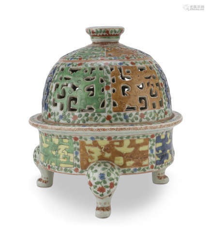 A CHINESE POLYCHROME ENAMELED PORCELAIN CENSER. EARLY 20TH CENTURY.
