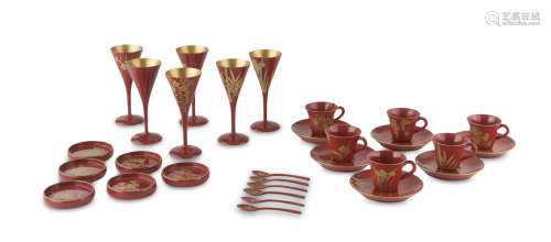 A JAPANESE RED AND GOLD LAQUERED WOOD SERVICE FIRST HALF OF THE 20TH CENTURY.
