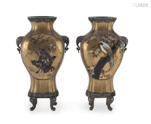 A PAIR OF JAPANESE GUILT AND LAQUER METAL VASES. END 19TH CENTURY.