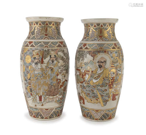 A PARI OF POLYCHROME AND GOLD ENAMELED JAPANESE CERAMIC VASES LATE 19TH - EARLY 20TH CENTURY.