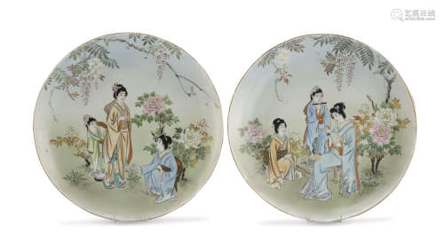 A PAIR OF BIG JAPANESE POLYCHROME ENAMELED PORCELAIN DISHES EARLY 20TH CENTURY.