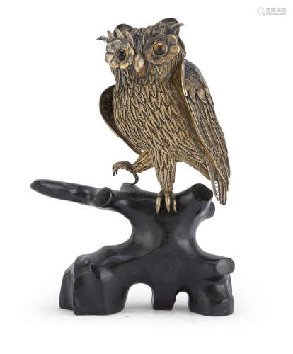A CHINESE METAL SCULPTURE REPRESENTING AN OWL 20TH CENTURY.