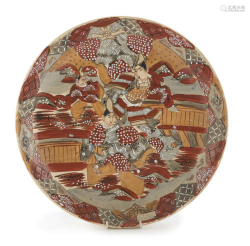 A BIG JAPANESE POLYCHROME AND GOLD ENAMELED CERAMIC DISH EARLY 20TH CENTURY.