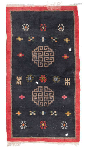 A TIBETAN CARPET WITH BLACK GROUND. EARLY 20TH CENTURY.