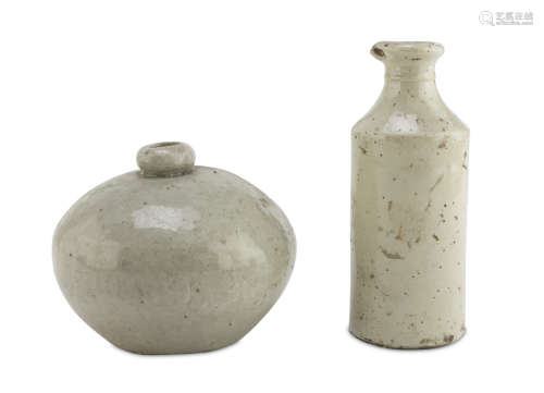 A CHINESE CERAMIC BOTTLE AND JAR. 19TH CENTURY.