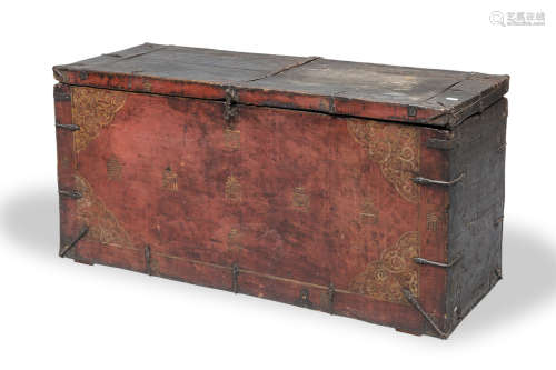 A CHINESE RED LAQUER WOOD CHEST. 19TH CENTURY.