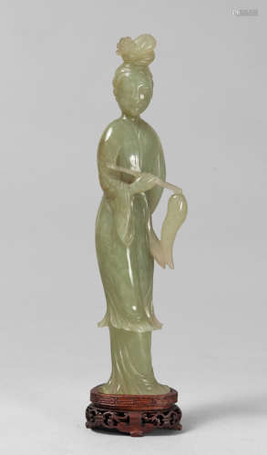 A CHINESE SERPENTINE SCULPTURE REPRESENTING A FEMALE BEAUTY FIRST HALF OF THE 20TH CENTURY.