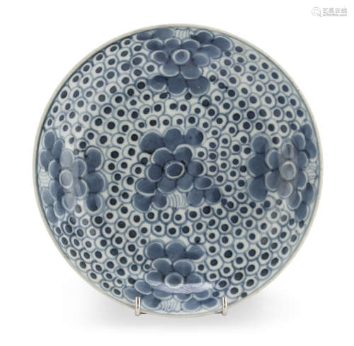 A CHINESE WHITE AND BLUE PORCELAIN DISH LATE 17TH - EARLY 18TH CENTURY.