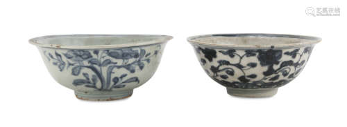 TWO CHINESE WHITE AND BLUE PORCELAIN BOWLS 16TH-17TH CENTURY.