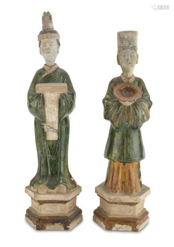 A PAIR OF CHINESE GLAZED CERAMIC SCULPTURES REPRESENTING ORDERLIES 16TH-17TH CENTURY.