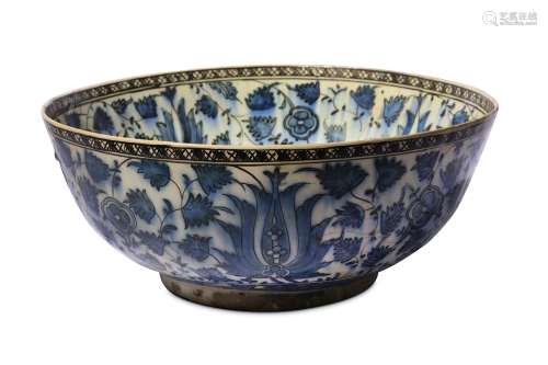 * A LARGE BLUE AND WHITE POTTERY BOWL
